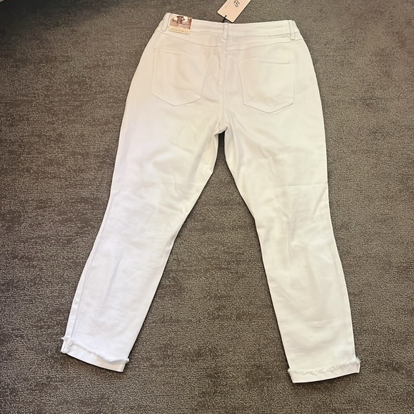 NWT Sincerely Jules Super High Rise White Distressed Mom Jeans Size 9/29 - Picture 10 of 12